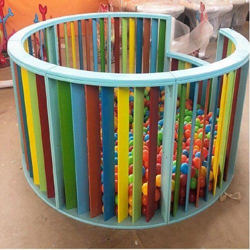 استخر توپ چوبی